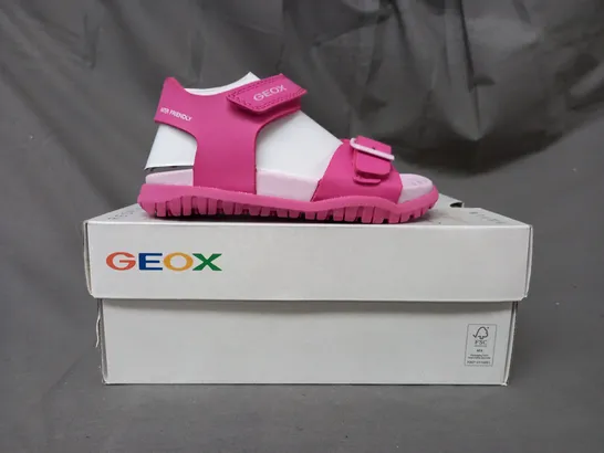 BOXED PAIR OF GEOX KIDS OPEN TOE SANDALS IN PINK UK SIZE 8.5