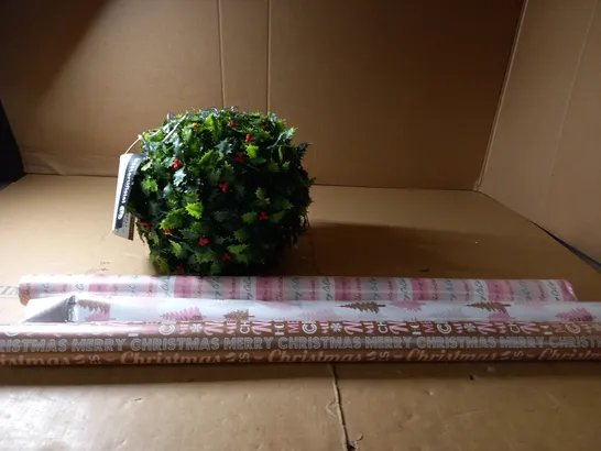 BOX OF APPROX 6 CHRISTMAS ITEMS TO INCLUDE ASSORTED WRAPPING PAPER AND ARTIFICIAL HOLLY HANGING BASKET