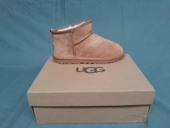 BOXED PAIR OF UGG WDAKOTA BROWN SIZE UK 5 