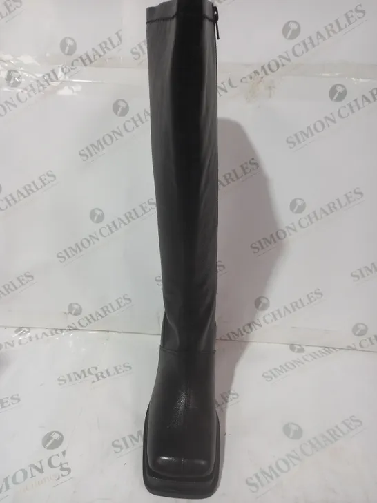 BOXED PAIR OF URBAN OUTFITTERS BELLA KNEE HIGH BOOTS IN BLACK UK SIZE 7