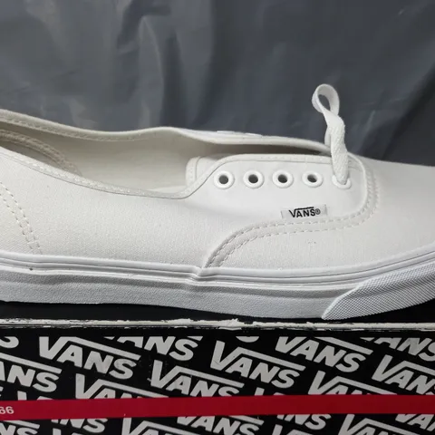 BOXED PAIR OF VANS LOW LACE UP SHOES IN WHITE - MENS US 9