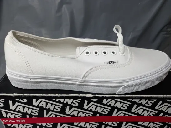 BOXED PAIR OF VANS LOW LACE UP SHOES IN WHITE - MENS US 9