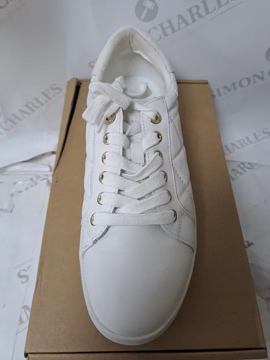 BOXED DUNE LONDON TRAINERS IN WHITE SIZE 6.5 