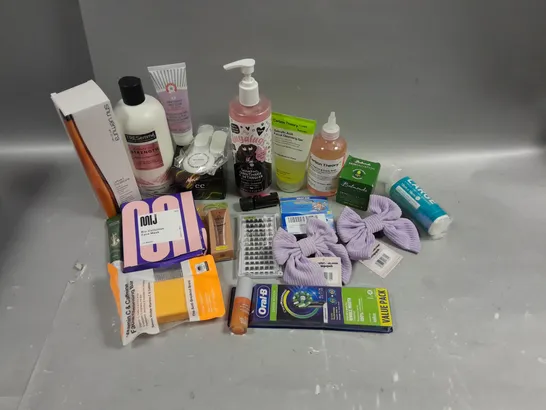 BOX OF APPROXIMATELY 15 COSMETIC ITEMS TO INCLUDE SALICYLIC ACID CLEANSER, TRESEMME CONDITIONER, BODY SCRUB, ETC