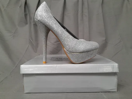 BOX OF APPROXIMATELY 10 PAIRS OF CASANDRA CLOSED TOE HIGH HEEL SHOES IN METALLIC SILVER W. GLITTER EFFECT - VARIOUS SIZES