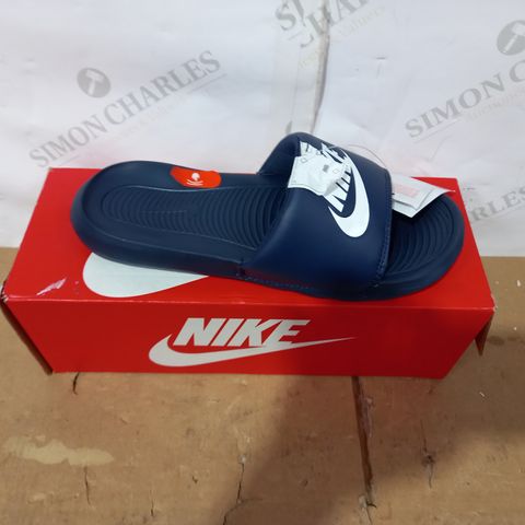 BOXED PAIR OF NIKE SLIDERS SIZE 6