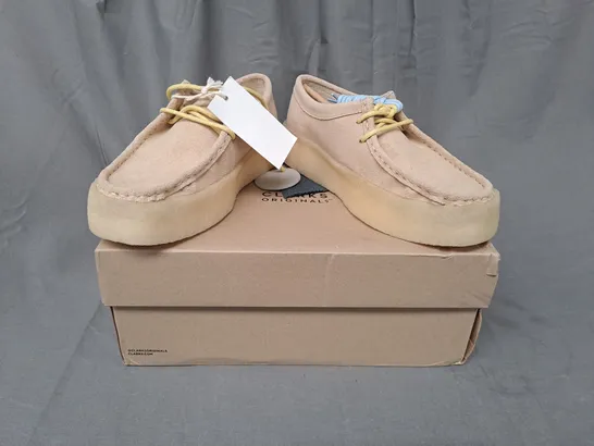 BOXED PAIR OF CLARKS WALLABEE CUP SHOES IN MAPLE UK SIZE 6