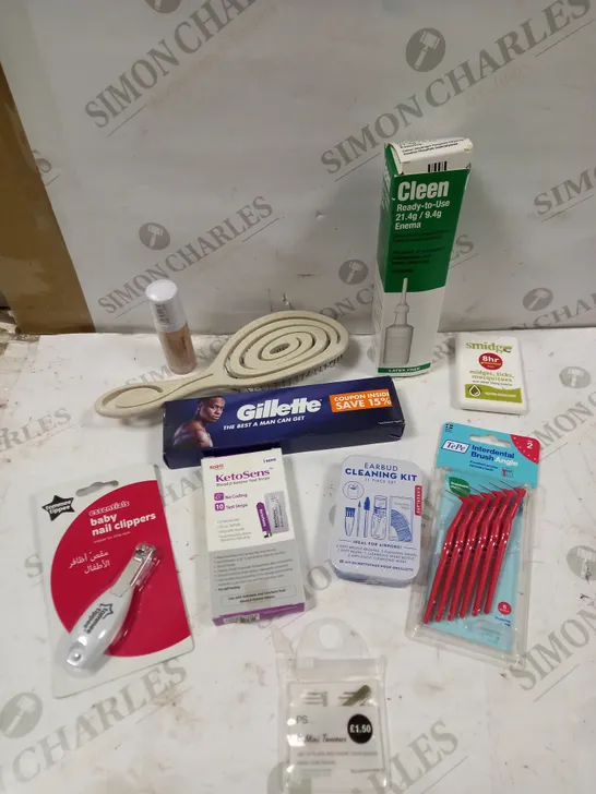 BOX OF APPROXIMATELY 20 ASSORTED HEALTH AND BEAUTY PRODUCTS TO INCLUDE CLEEN ENEMA, GILLETTE RAZORS, EARBUD CLEANING KIT ETC 