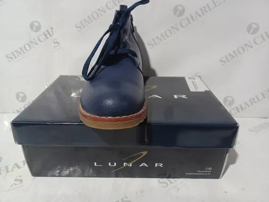 BOXED PAIR OF LUNAR SHOES IN NAVY EU SIZE 40