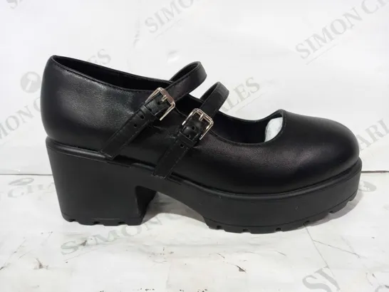 BOXED PAIR OF KOI VEGAN LEATHER LOW BLOCK HEEL SHOES IN BLACK SIZE 6