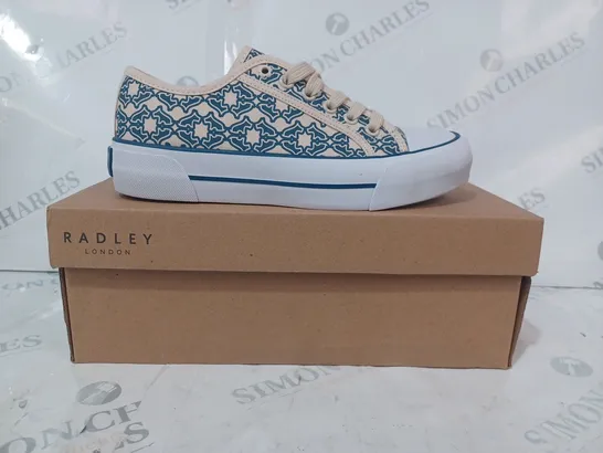 BOXED PAIR OF RADLEY LONDON CANVAS TRAINERS IN CREAM/NAVY UK SIZE 3