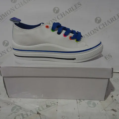 BOXED PAIR OF DESIGNER CANVAS SHOES IN WHITE W. MULTICOLOURED LACE HOOPS EU SIZE 38