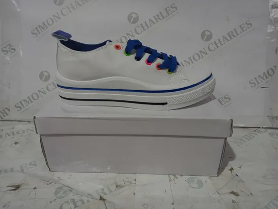 BOXED PAIR OF DESIGNER CANVAS SHOES IN WHITE W. MULTICOLOURED LACE HOOPS EU SIZE 38