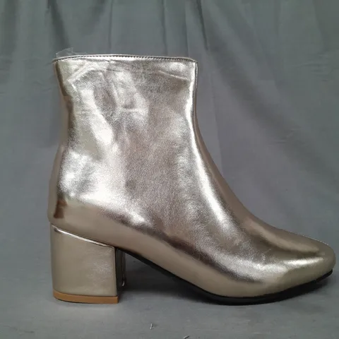 BOXED PAIR OF DESIGNER BLOCK HEEL ANKLE BOOTS IN METALLIC GOLD EU SIZE 39