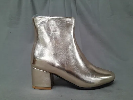 BOXED PAIR OF DESIGNER BLOCK HEEL ANKLE BOOTS IN METALLIC GOLD EU SIZE 39