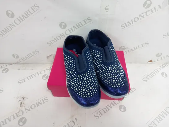 APPROXIMATELY 18 BOXED PAIRS OF LOU LOU SHOES BY SUMMER KIDS SLIP ON TRAINERS IN NAVY VARIOUS SIZES TO INCLUDE 32, 34, 35