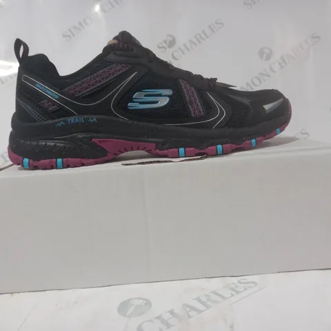 BOXED PAIR OF SKECHERS MEMORY FOAM TRAIL SHOES IN BLACK SIZE 4
