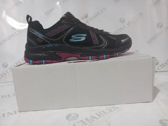 BOXED PAIR OF SKECHERS MEMORY FOAM TRAIL SHOES IN BLACK SIZE 4