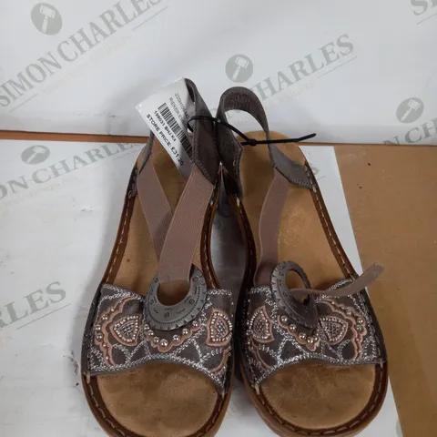 RIEKER EMBELISHED SANDAL SIZE 4