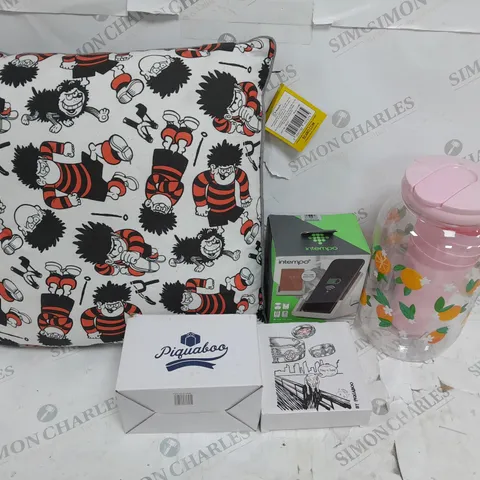 MEDIUM BOX OF ASSORTED ITEMS TO INCLUE CUSHION, WIRELESS CHARGER AND JUICE CONTAINER