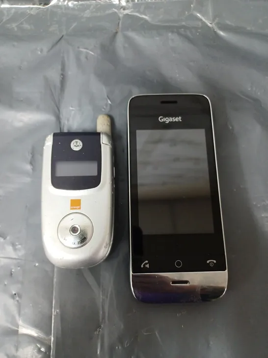 LOT OF 2 MOBILE PHONES - GIGASET SL910 AND MOTOROLA