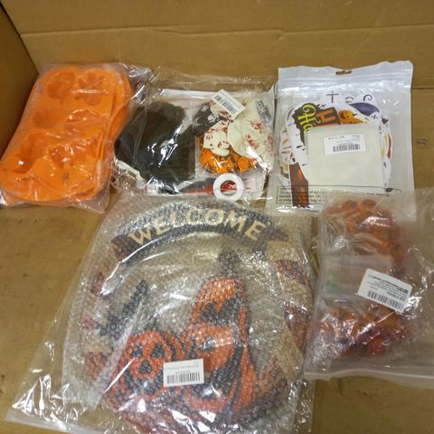 LOT OF ASSORTED HALLOWEEN ITEMS TO INCLUDE BALLOONS, PUMPKIN LED LIGHTS AND CAKE MOULDS