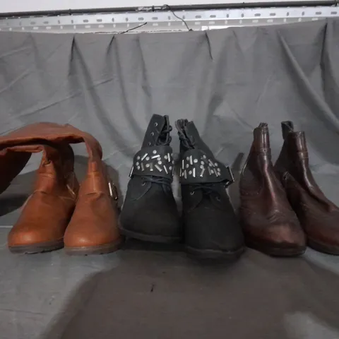 APPROXIMATELY 10 PAIRS OF ASSORTED WOMEN SHOES IN VARIOUS STYLES AND SIZES 