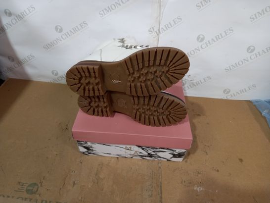 BOXED PAIR OF MODA IN PELLE BOOTS - SIZE 39
