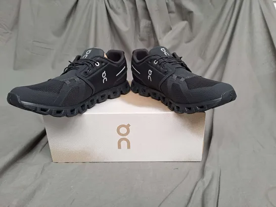 BOXED PAIR OF CLOUD 5 TRAINERS IN BLACK SIZE 10