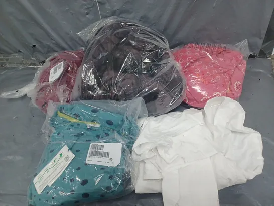 BOX OF APPROXIMATELY 10 ASSORTED CLOTHING ITEMS IN VARIOUS COLOURS, SIZES AND STYLES