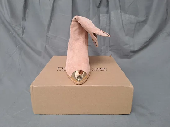 BOXED PAIR OF BOOHOO METAL TOE DETAIL BLOCK HEEL COWBOY BOOTS IN BLUSH SIZE 5