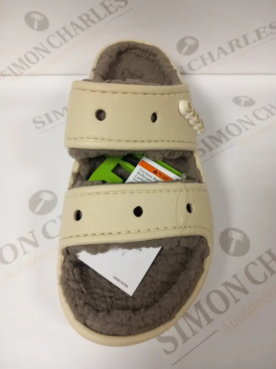 CROCS CLASSIC COZZY SANDAL SIZE M5/W6