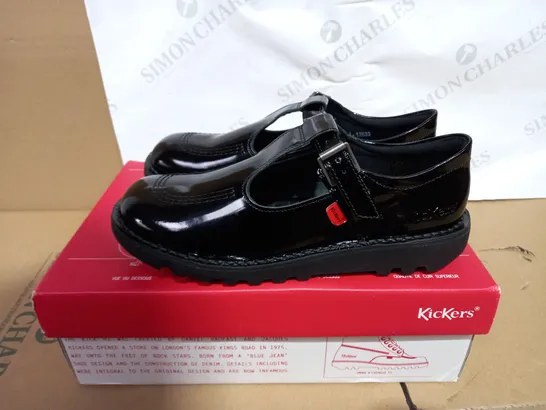 BOXED PAIR OF KICKERS SIZE 39