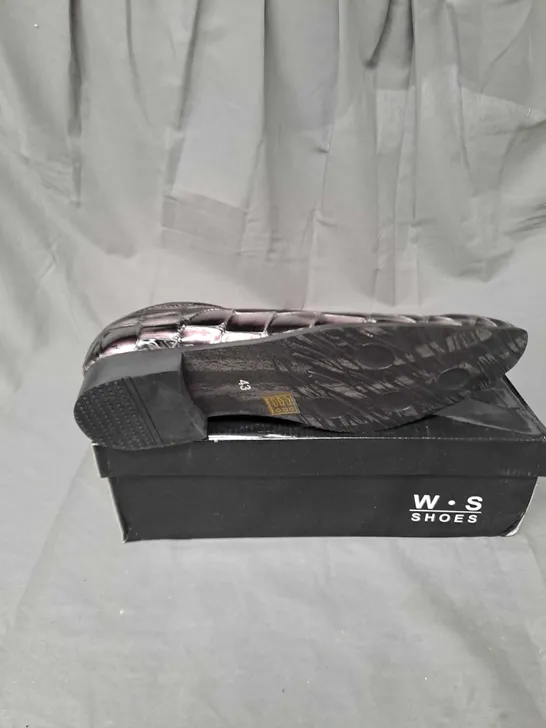 BOX OF APPROXIMATELY 12 PAIRS OF MENS SHOES IN BLACK ANIMAL - VARIOUS SIZES