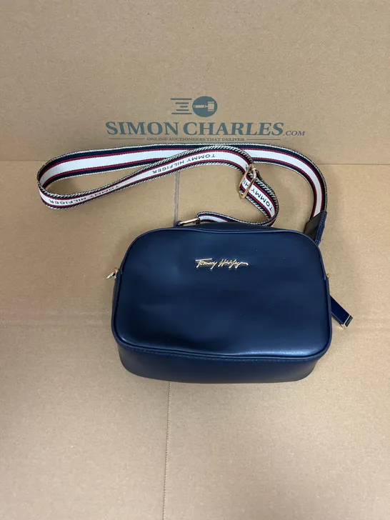 TOMMY HILFIGER LEATHER SHOULDER BAG IN NAVY 