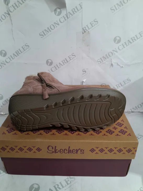 BOXED PAIR OF SKECHERS ANKLE BOOTS IN MUSHROOM UK SIZE 8