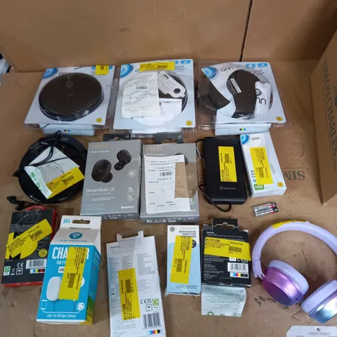 LOT OF APPROX 15 ASSORTED TECH ITEMS TO INCLUDE CD PLAYERS, HEADPHONES, CHARGING CABLES ETC