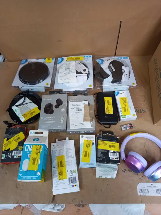 LOT OF APPROX 15 ASSORTED TECH ITEMS TO INCLUDE CD PLAYERS, HEADPHONES, CHARGING CABLES ETC