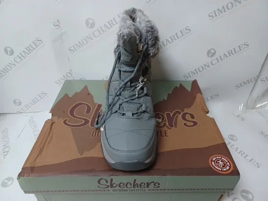 BOXED PAIR OF SKECHERS TREGO BOOTS GREY - SIZE 8