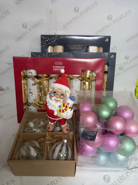 BOX OF APPROX 10 ASSORTED FESTIVE IEMS TO INCLUDE SANTA GNOME DECORATIONS, PREMIUM CRACKERS AND BAUBLES ETC