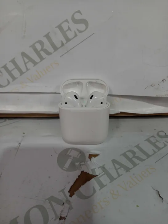 APPLE AIRPODS WITH CHARGING CASE 