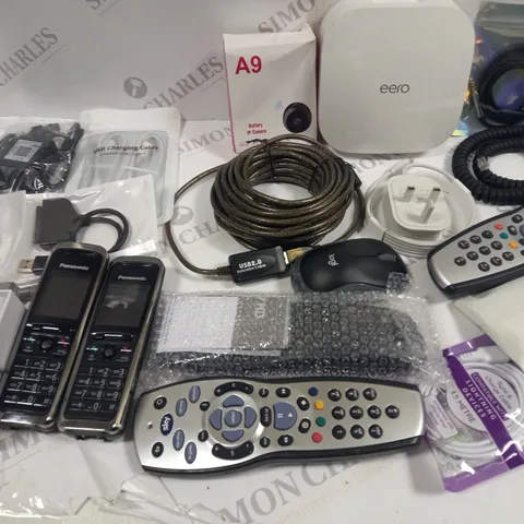 LOT OF ASSORTED TECH ITEMS TO INCLUDE DATA LOGGING STICK, EERO PRO 6 AND VARIOUS CABLES