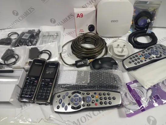 LOT OF ASSORTED TECH ITEMS TO INCLUDE DATA LOGGING STICK, EERO PRO 6 AND VARIOUS CABLES