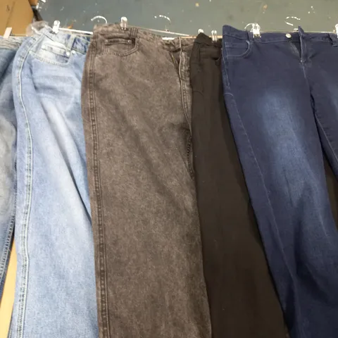 5 PAIRS OF FIRETRAP JEANS IN VARIOUS COLOURS/SIZES TO INCLUDE WASHED BLUE, WASHED LIGHT BLUE, CHARCOAL BLACK, ETC