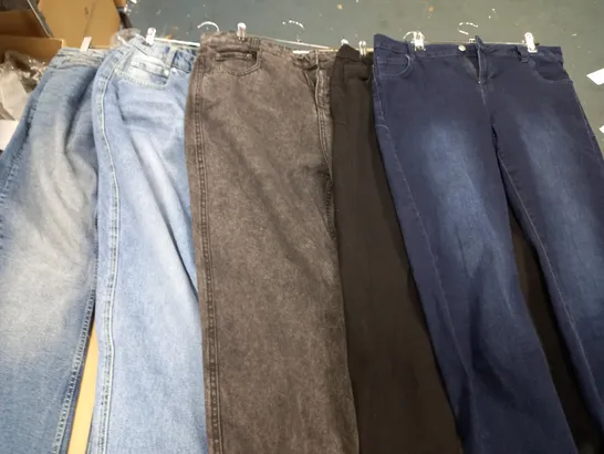 5 PAIRS OF FIRETRAP JEANS IN VARIOUS COLOURS/SIZES TO INCLUDE WASHED BLUE, WASHED LIGHT BLUE, CHARCOAL BLACK, ETC