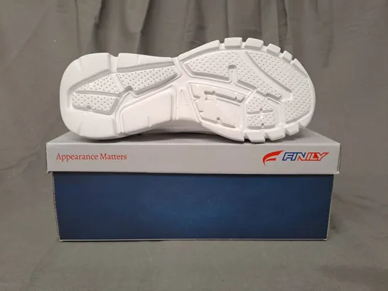 BOXED PAIR OF FINILY WARMUP SHOES IN WHITE UK SIZE 7