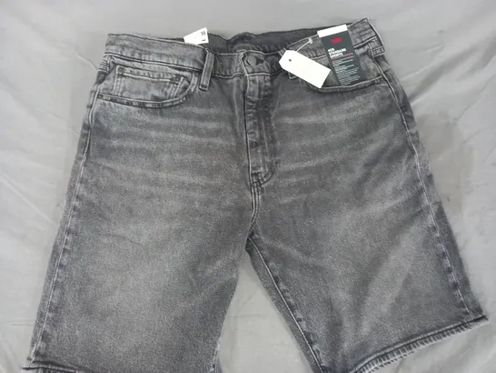 LEVI'S 405 STANDARD SHORTS IN DARK GREY SIZE 36