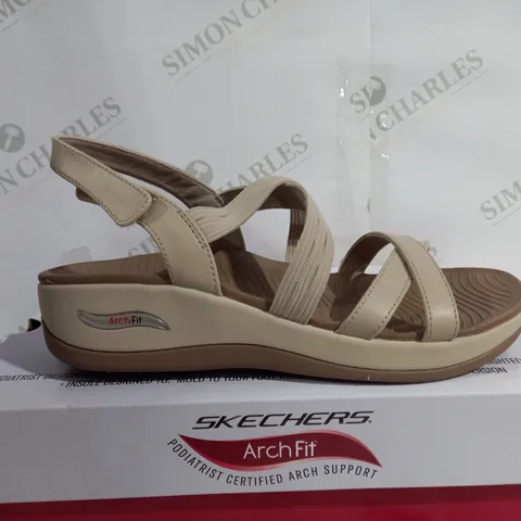 BOXED PAIR OF SKECHERS ARCHFIT HEELED OPEN TOE SANDALS - SIZE 7