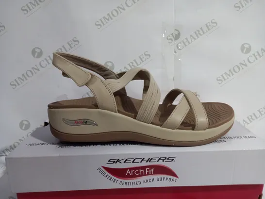 BOXED PAIR OF SKECHERS ARCHFIT HEELED OPEN TOE SANDALS - SIZE 7