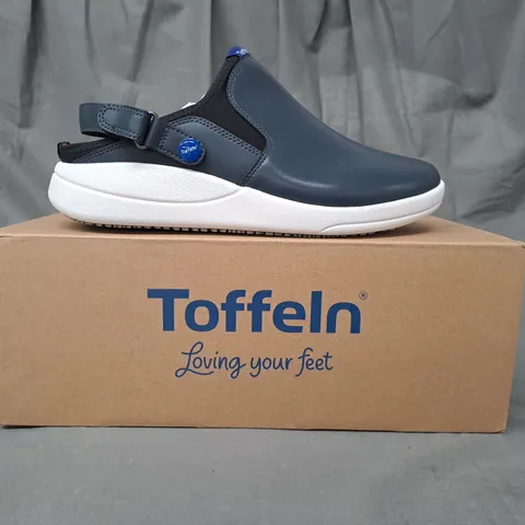 BOXED PAIR OF TOFFELN SMARTSOLE CLOGS IN NAVY UK SIZE 7